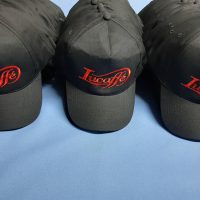 Cappellini personalizzati con ricamo, utilizzati come gadget promozionale
