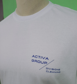 t-shirt bianca con stampa serigrafica del logo lato cuore, impiegata come divisa da lavoro